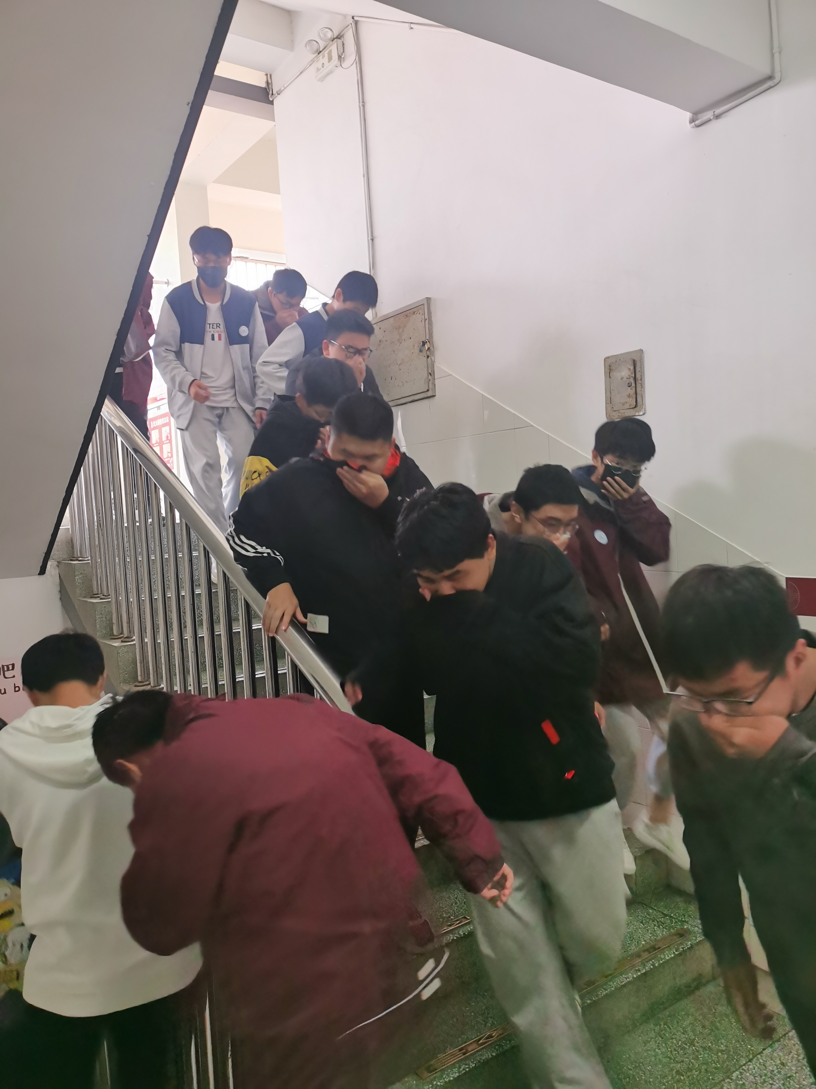 盐城市明达高级中学2021—2022学年度第一学期住宿生消防应急疏散演练实况