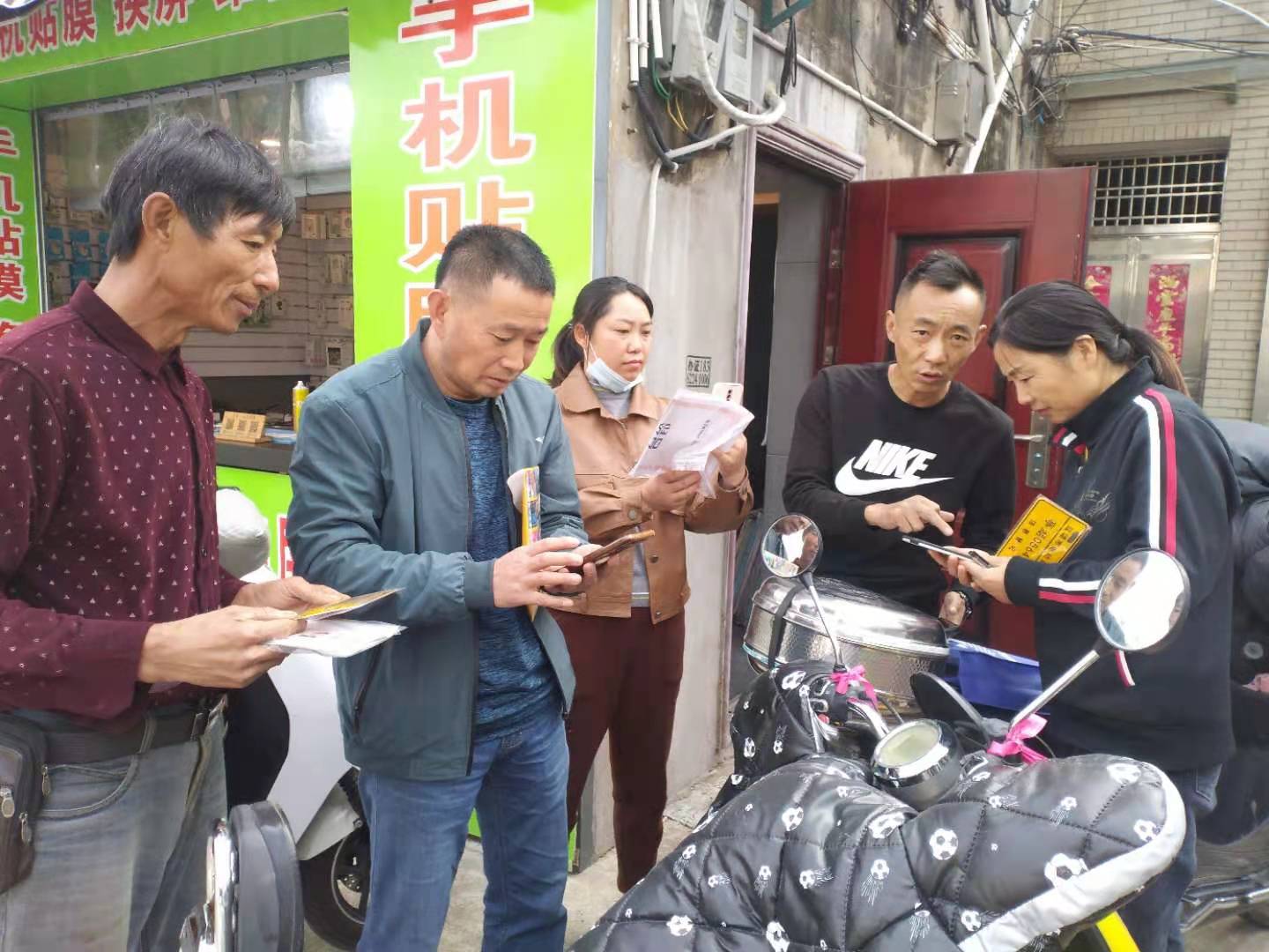 海悦社区上门为学校广大师生办理电动车上牌