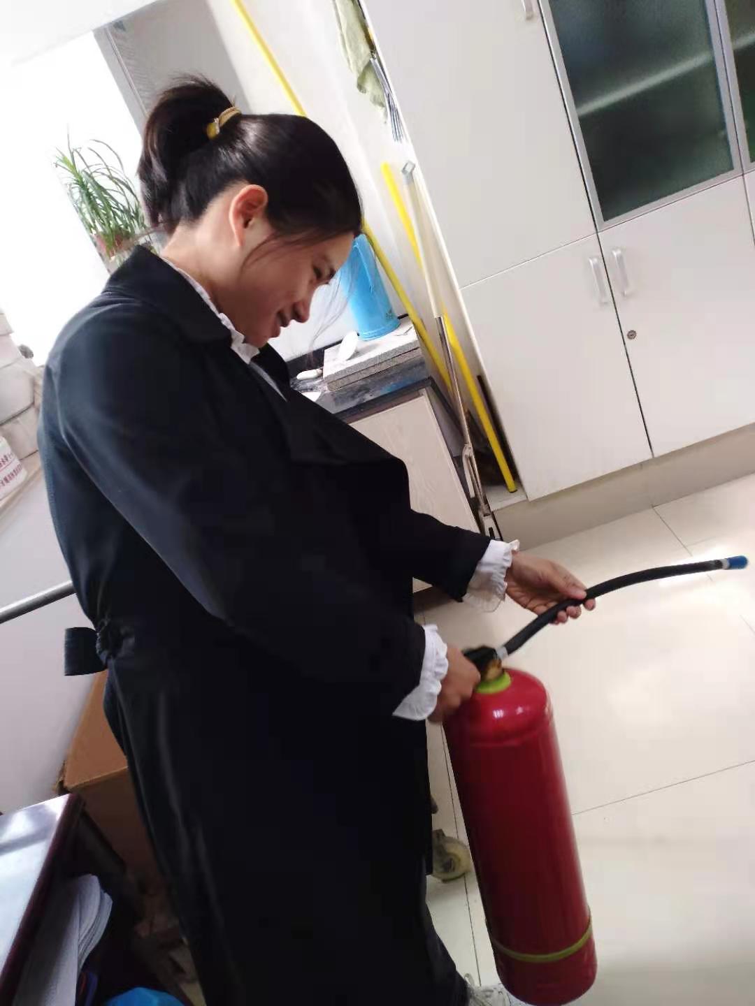 安保处为广大老师进行灭火器使用一对一培训